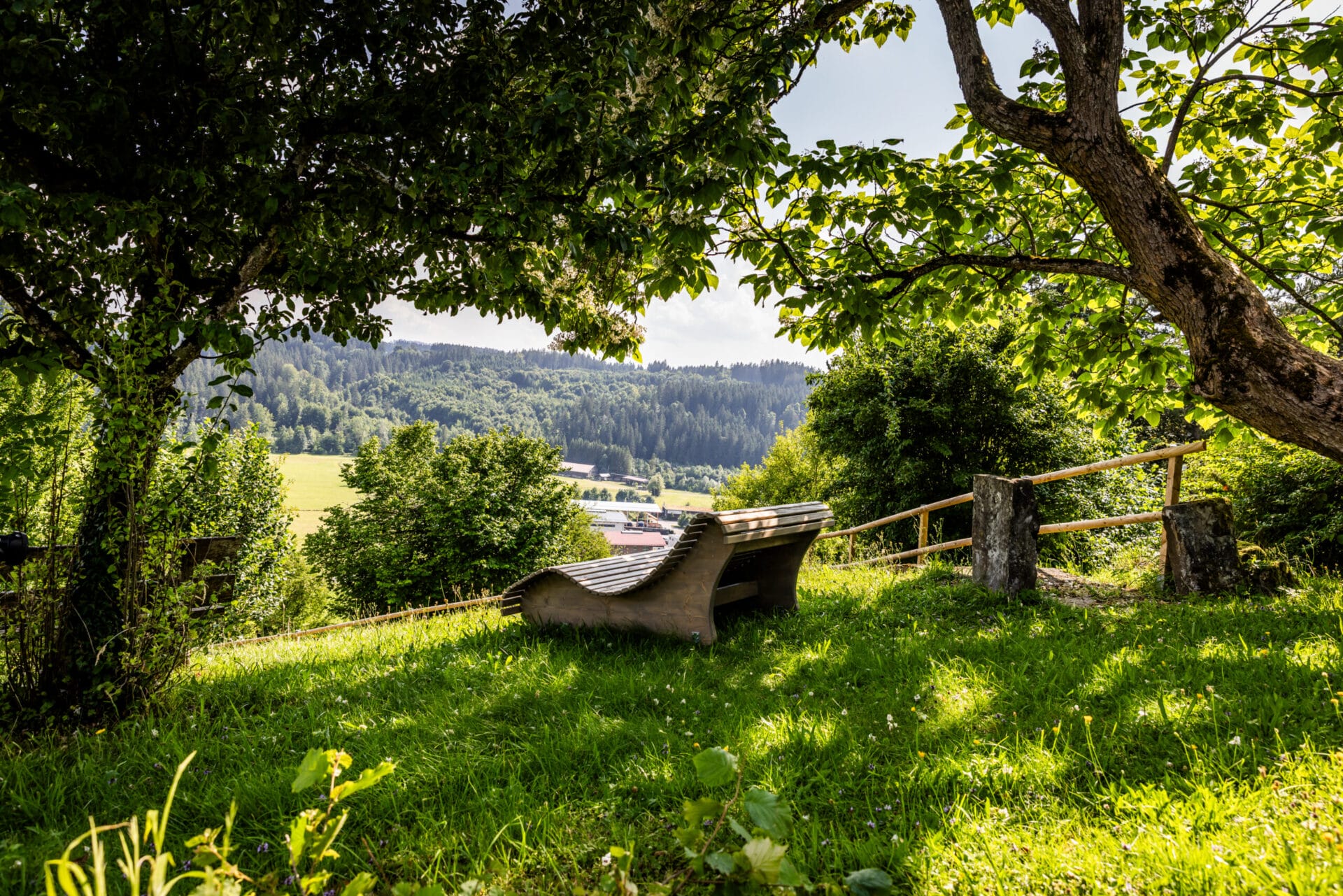 Berg & Wiesen Plätzle im Wohlfühlgarten des Hotel zur Rose in Eglofs: Natururlaub im Allgäu mit Blick auf Wiesen, Berge und die Allgäuer Landschaft.