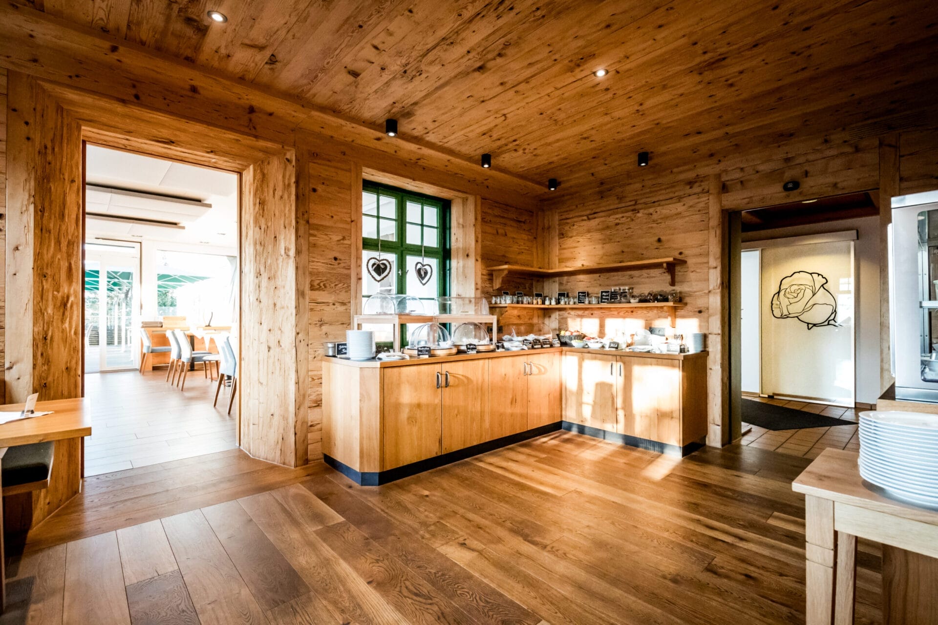 Gemütlicher Frühstücksraum im Hotel zur Rose für Gäste, die in Wangen im Allgäu frühstücken möchten.