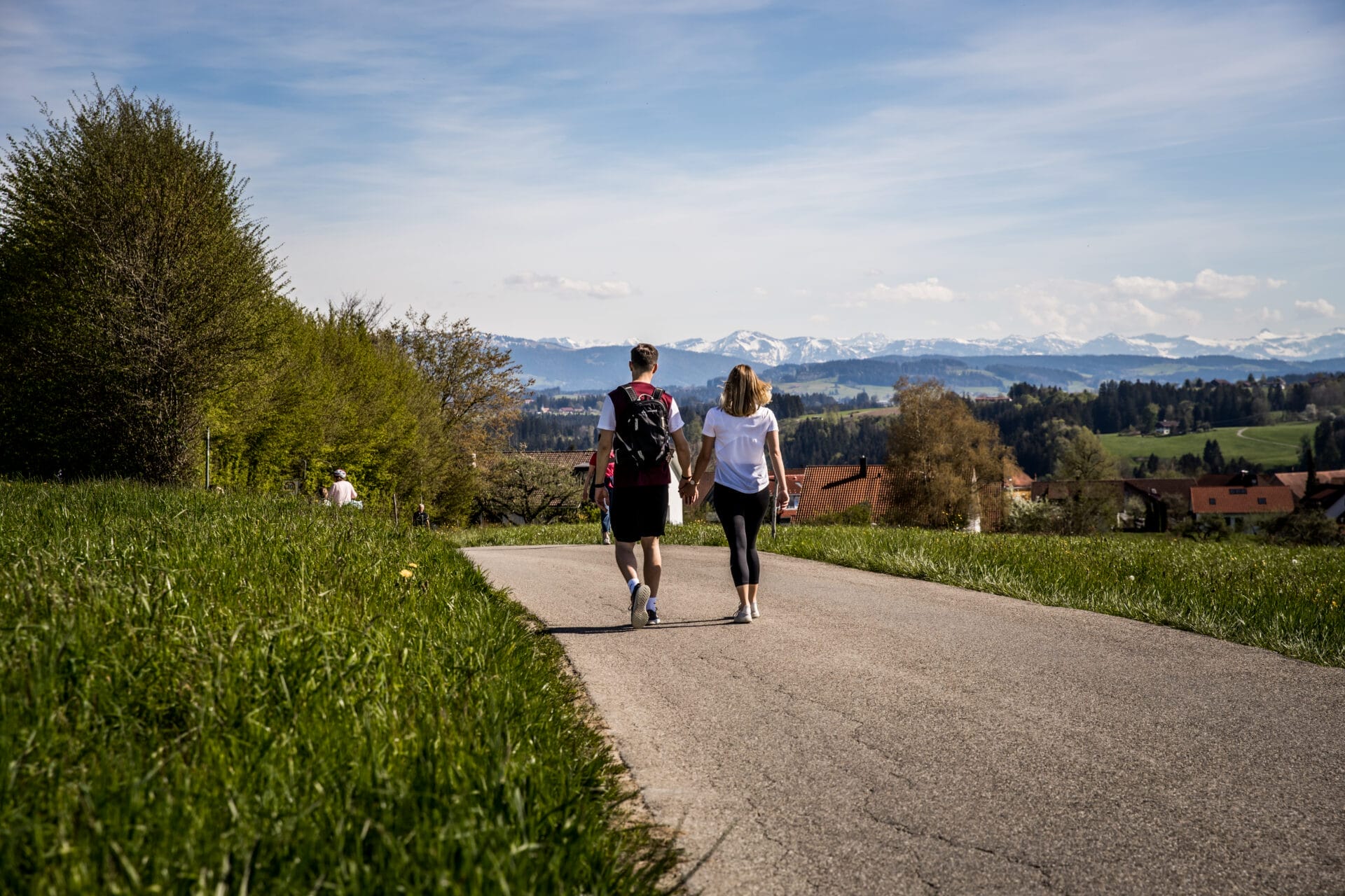 Wanderurlaub Allgäu Hotel Zur Rose – Paar wandert mit Blick auf die Alpen