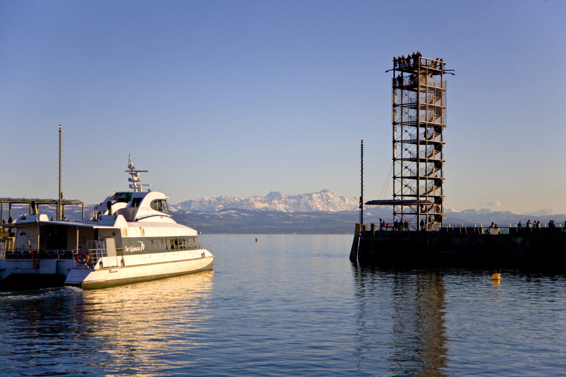 Aussicht auf den Bodensee mit Schiff und Turm als beliebtes Ausflugsziel für Urlaub am Bodensee in Pensionen