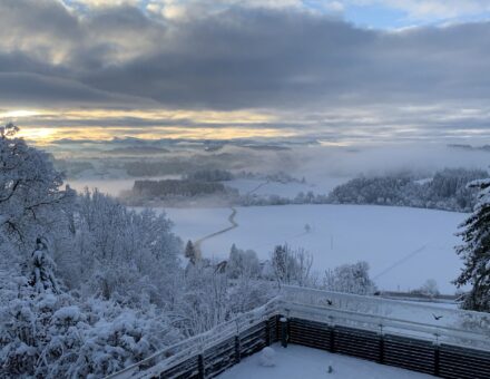 Beeindruckender Sonnenaufgang im Winter über den Allgäuer Alpen. Ausblick auf das Bergpanorama vom Hotel zur Rose.