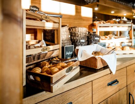 Frisches Brot und Gebäck im Allgäuer Frühstücksbuffet des Hotel zur Rose in Eglofs.
