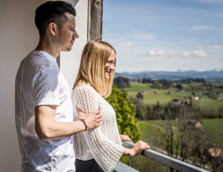 Gäste mit Blick auf die Allgäuer Voralpen vom Balkon des Hotel zur Rose in Eglofs