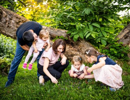 Familie im Sommer im Garten – Hotel zur Rose in Eglofs im Allgäu