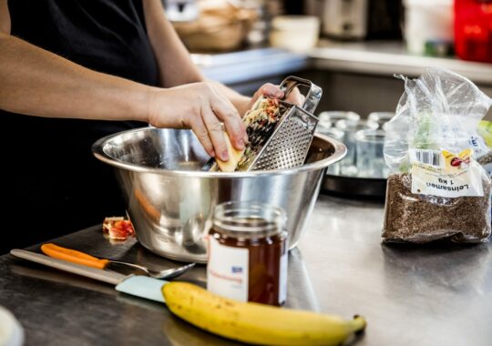 Frische Birchermüsli-Zubereitung im Hotel zur Rose in Eglofs. Teil unseres Hotels mit Frühstück.
